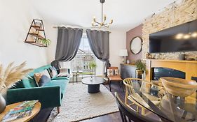 Elegant 1-Bed Apt | Central Falmouth | Parking & Wifi | Lockbox Entry | Walk To Town & Pubs | Quiet Residential Road | Top Floor Apartment | Near Train Stations & Beaches